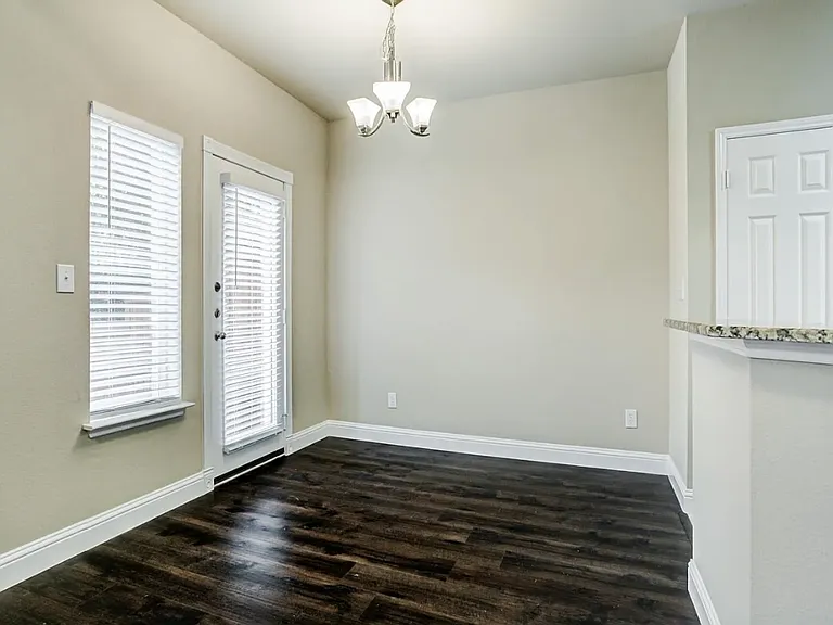 4528 Sycamore Dr — Photo 2