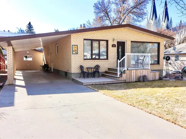 211 N 3rd St NE, Medicine Hat, AB T1A 5M4