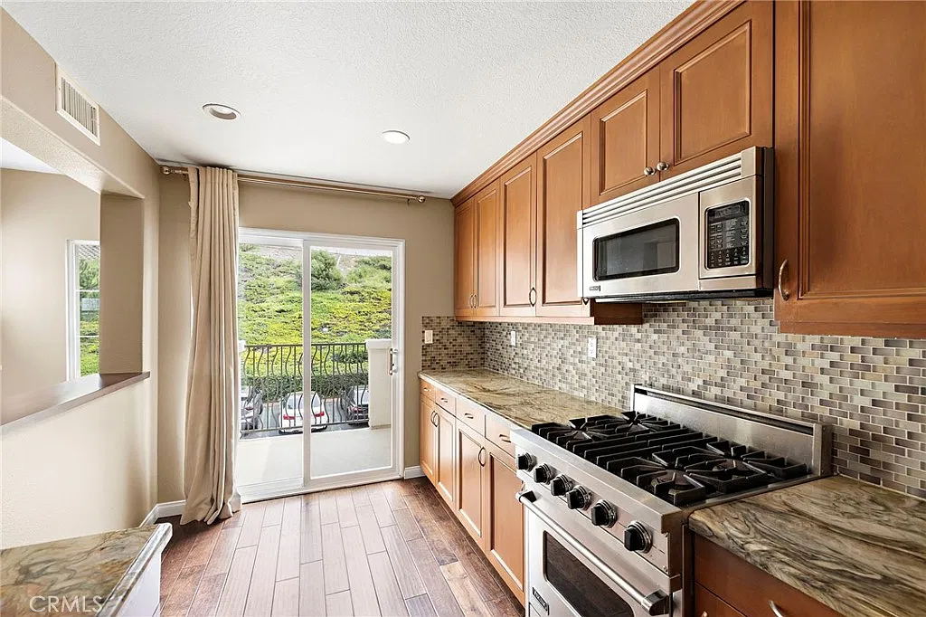 2 bed, 1450 sqft, $5,500 — Photo 2