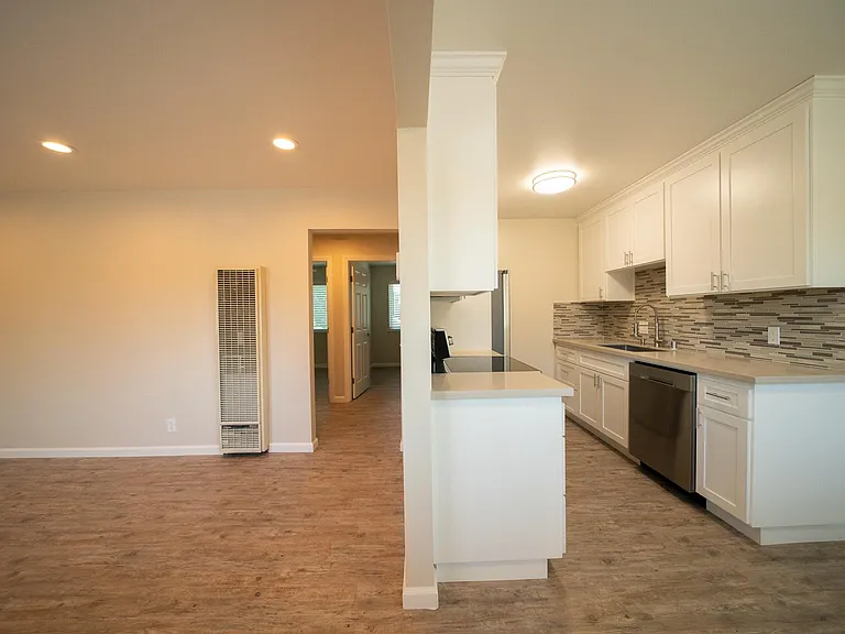 1695 Whitwood Ln #4 — Photo 2