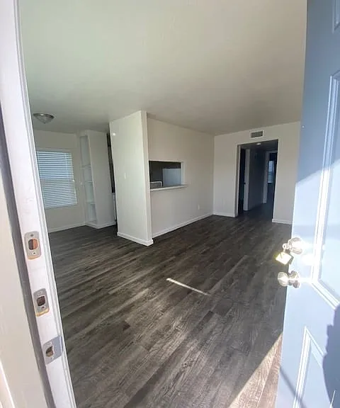 Admiral and Brittany Apartments — Photo 8