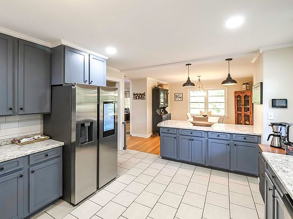 2nd image of 1041 Carmichael Ln