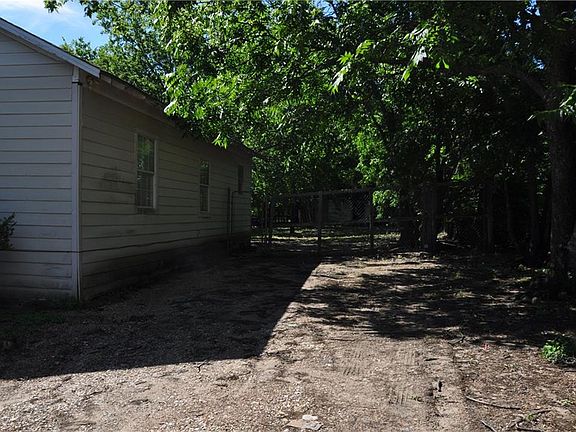 3rd image of 607 Loggins St