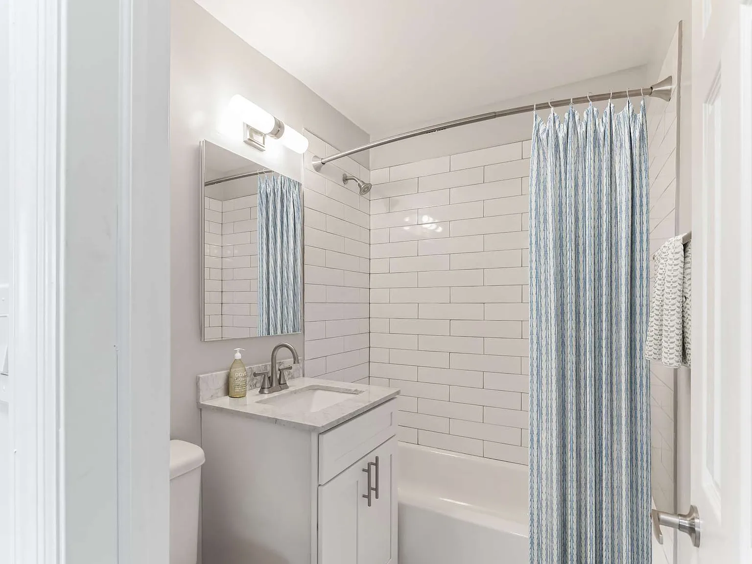 Mid Island Apartments — Photo 4