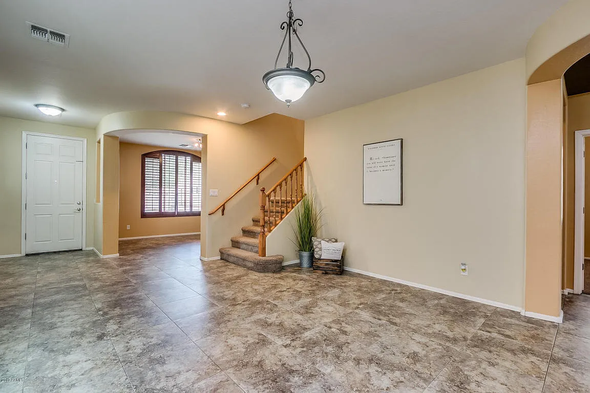 Great Location! Fabulous Move-In Ready 5 Bed /3 Bath Home In South Tempe — Photo 4