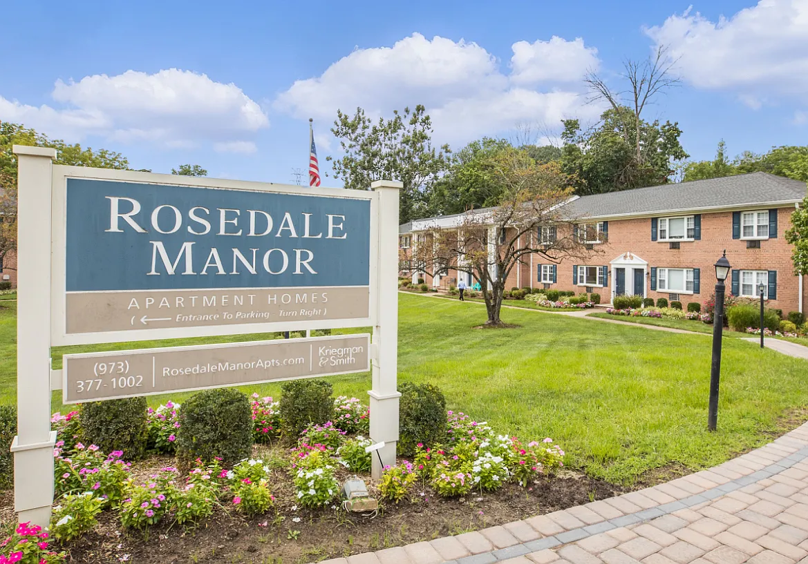 Rosedale Manor — Photo 1