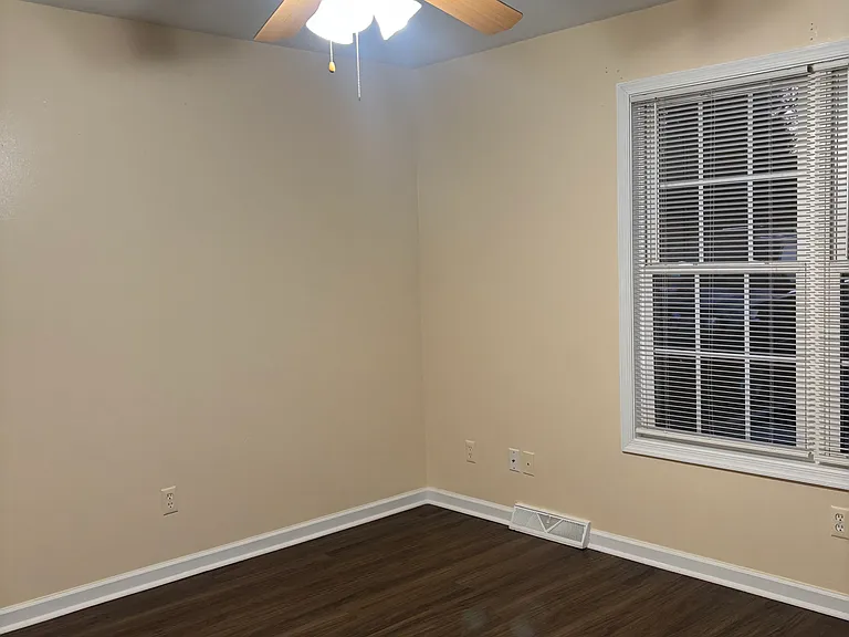 102 Jeremiah Ct — Photo 12