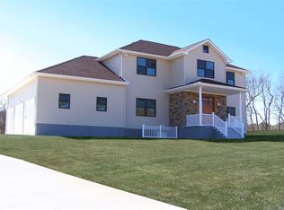 111 Mastro Rd, Calverton, NY 11933