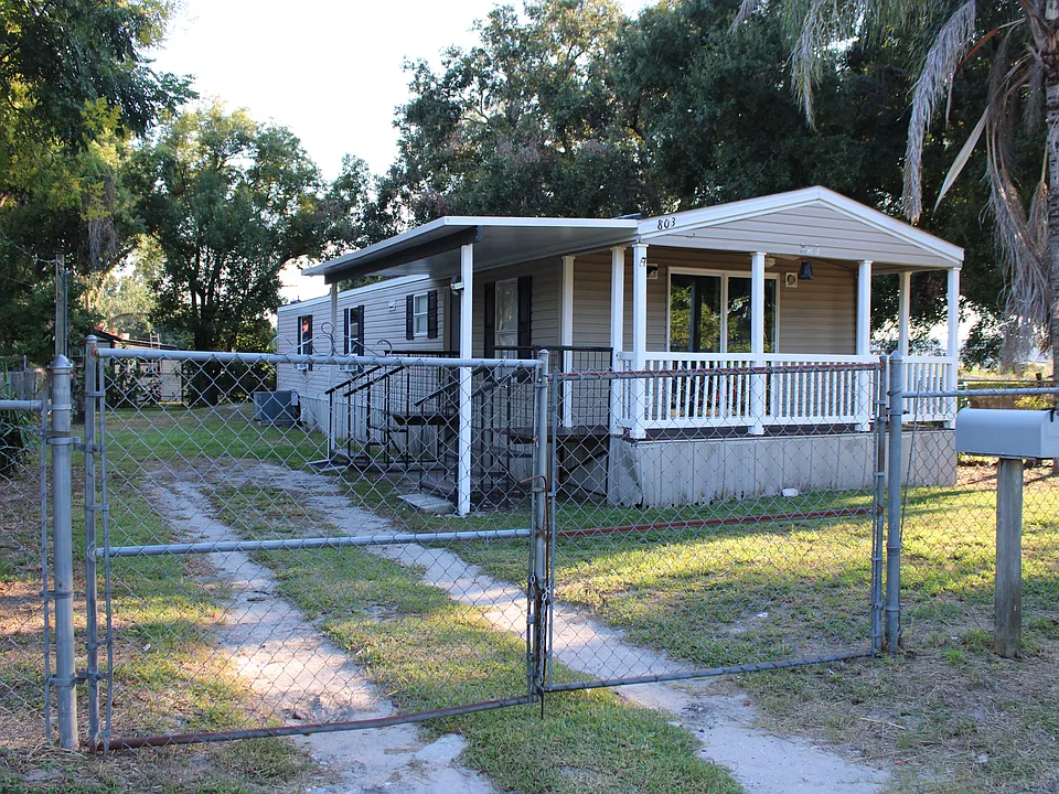 803 W Derby Ave