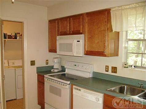 4th image of 2221 Branbury Ln