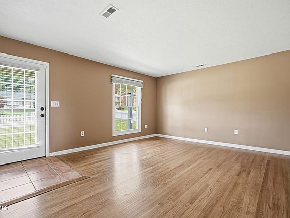 3rd image of 1005 Lake St