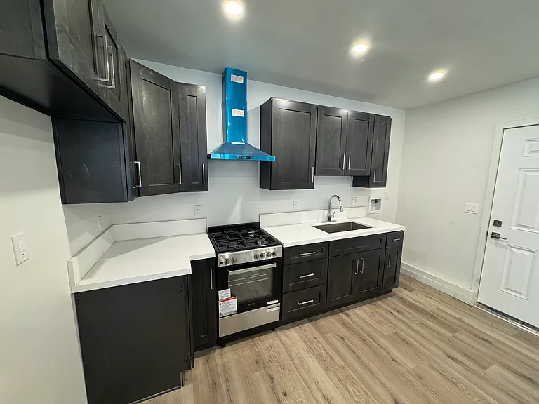 11430 Haskell Ave — Photo 3