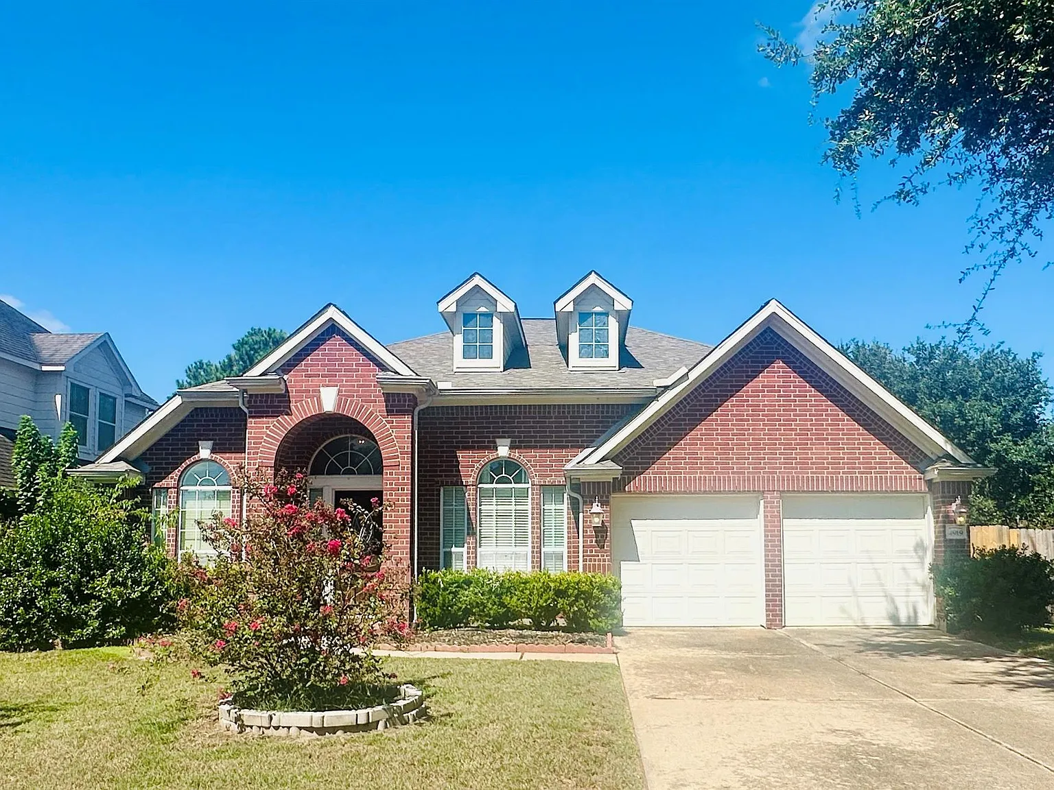 4 bed, 2.0 bath, 2451 sqft, $2,400 — Photo 1