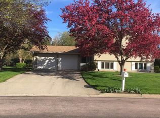 15 Woodland Dr, New Ulm, MN 56073
