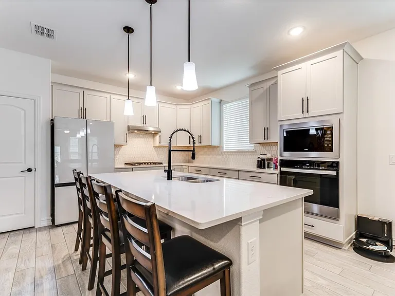 1304 Starling St — Photo 10