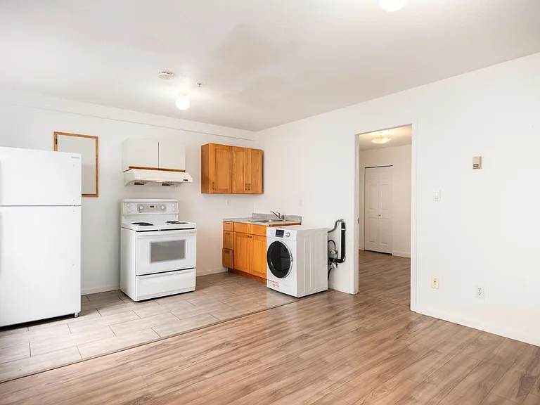 4502 Nanaimo St #MAIN — Photo 3