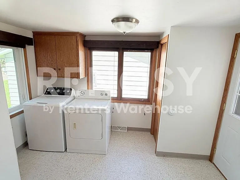 320 Linden Ave W — Photo 13