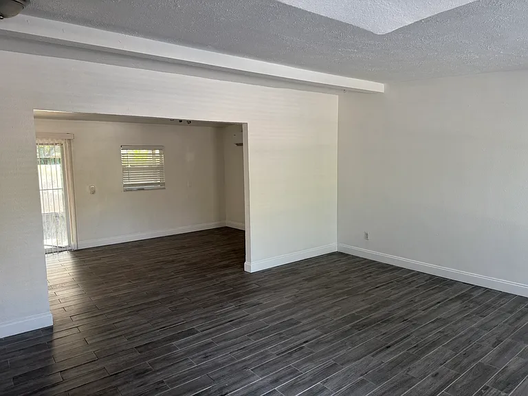 2816 W Averill Ave — Photo 2
