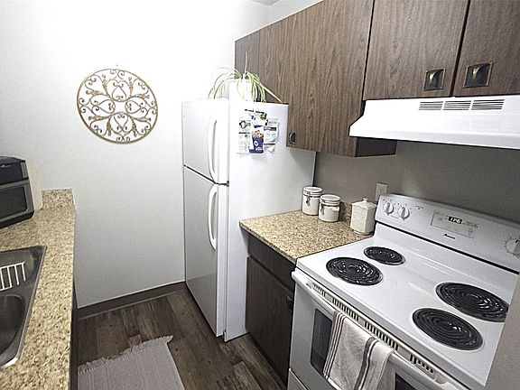 5th image of 1560 Summit Dr #335