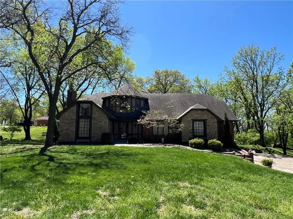 5611 NW Oak Ridge Ct, Kansas City, MO 64151