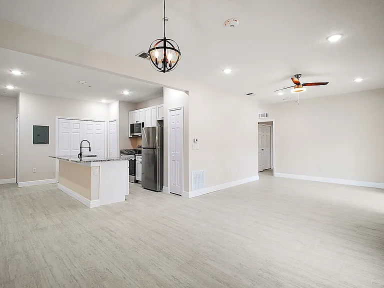 201 N Dewey St #202 — Photo 33