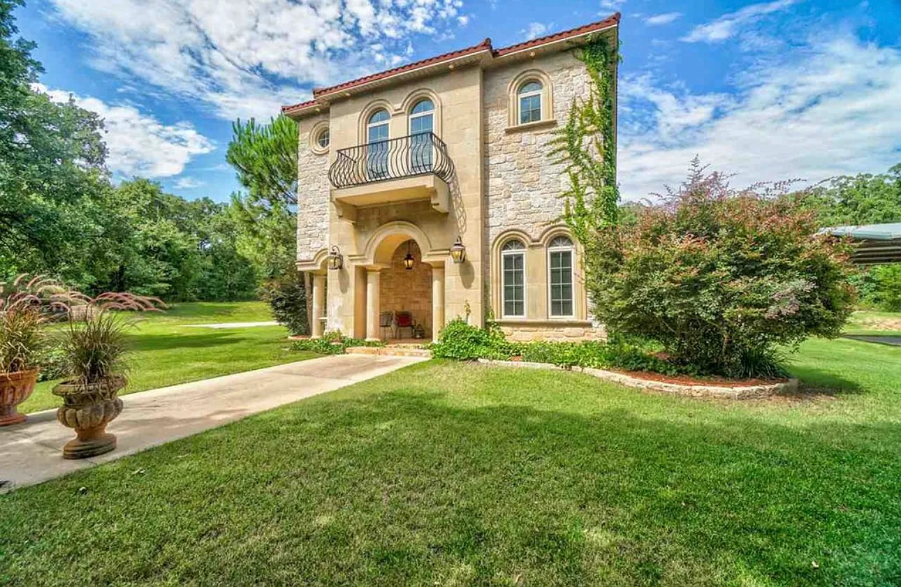 3 bed, 3.5 bath, 2350 sqft, $4,500 — Photo 1