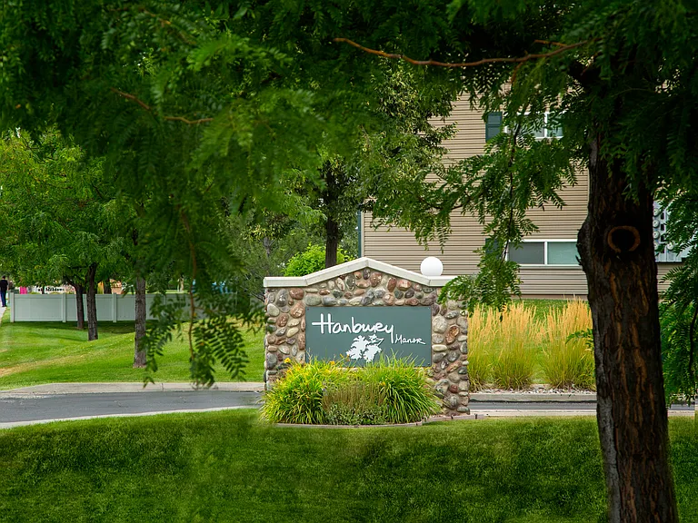Hanbury Manor Apartments — Photo 35