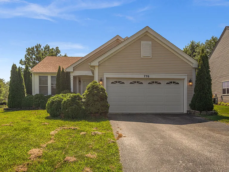 776 Chesterfield Ln — Photo 2