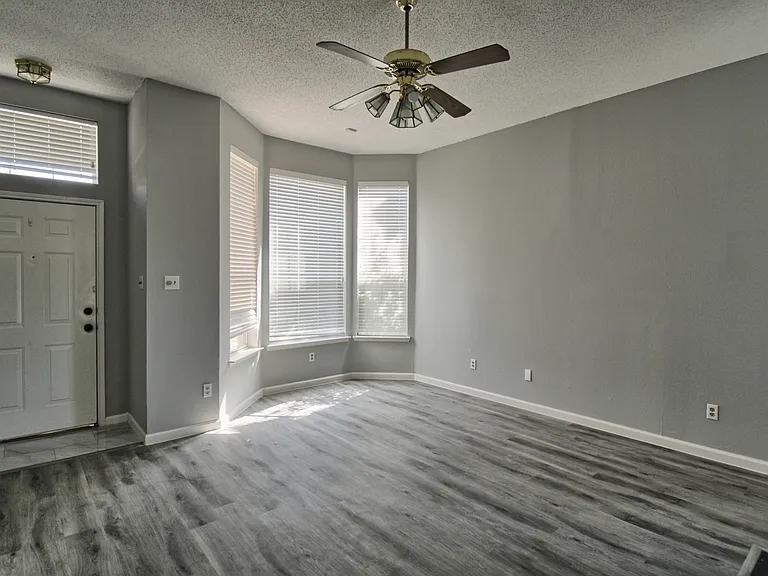 6418 Wildhaven Dr — Photo 3