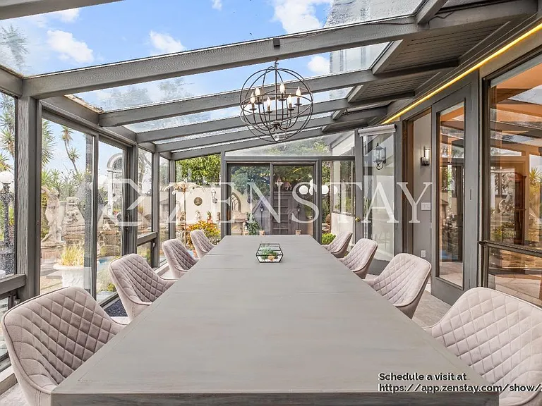 Solarium with dining table