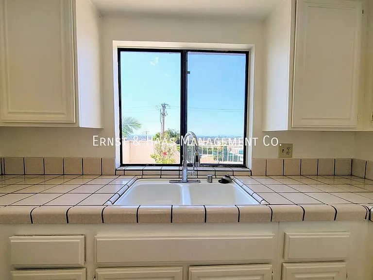 2755 E Hill St — Photo 8