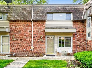 515 Longshore Dr, Ann Arbor, MI 48105