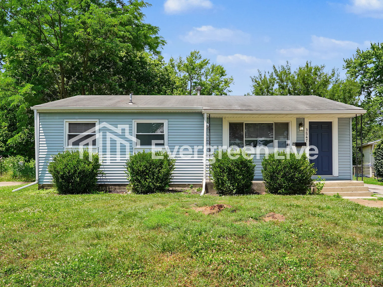 3 bed, 1.0 bath, 912 sqft, $1,495 — Photo 2