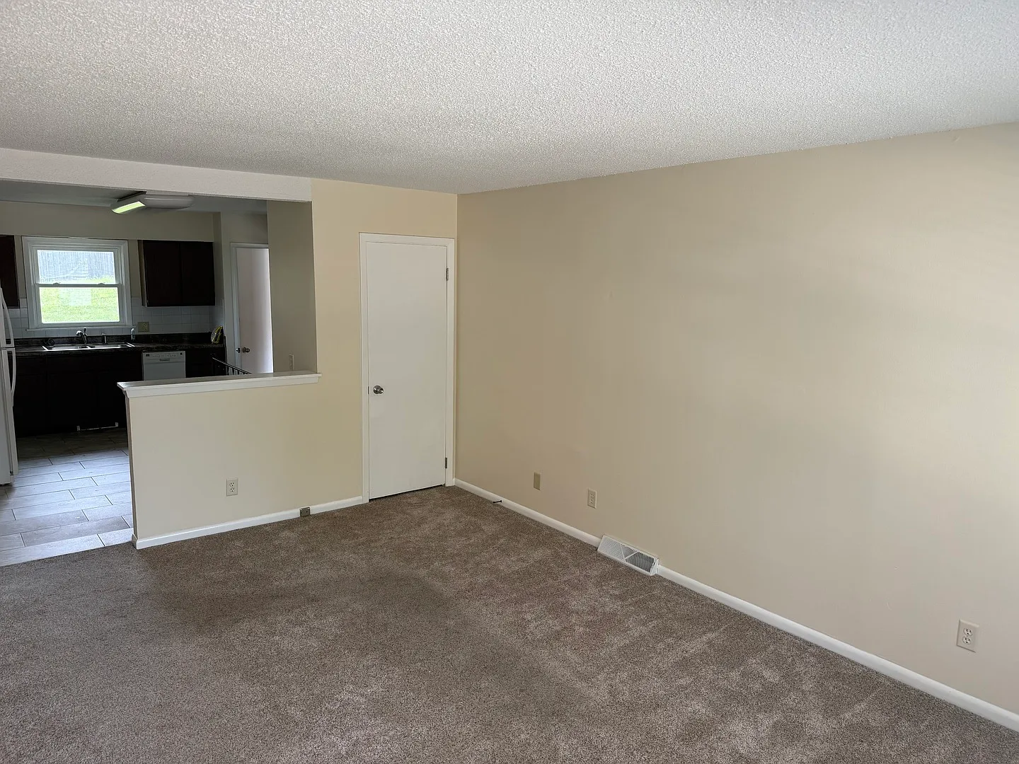 2 bed, 768 sqft, $1,275 — Photo 2