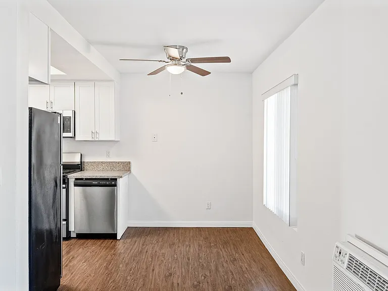 Elmwood Apartments — Photo 6