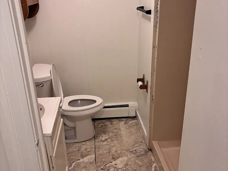 209 E 6th St #3 — Photo 5