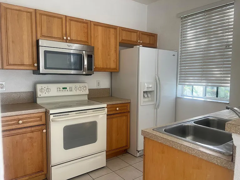 969 Abaco Ln — Photo 2