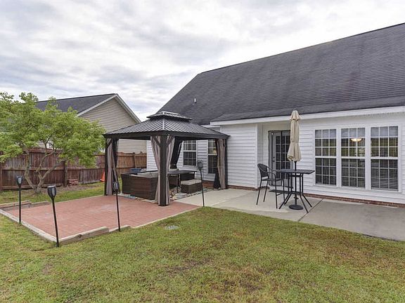 4th image of 322 Kenmore Park Dr