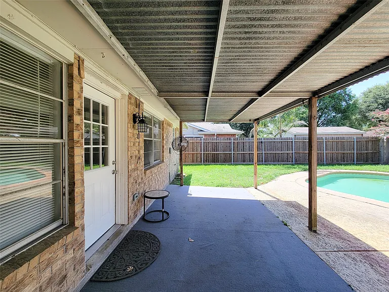 409 S Travis St — Photo 31