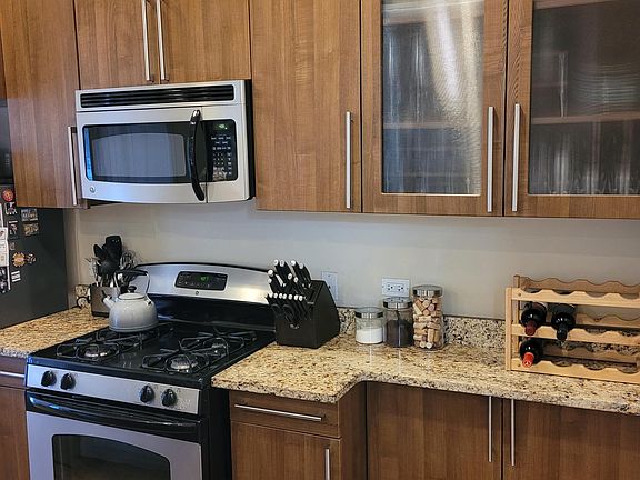2nd image of 948 N Washtenaw Ave APT 1S
