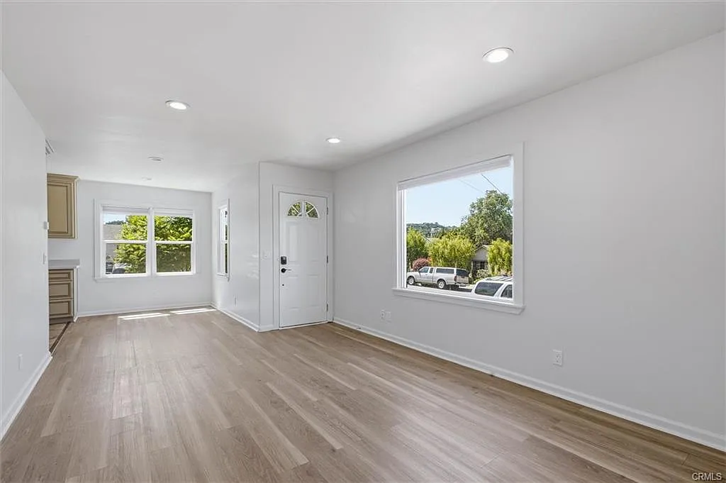 3 bed, 900 sqft, $4,000 — Photo 2