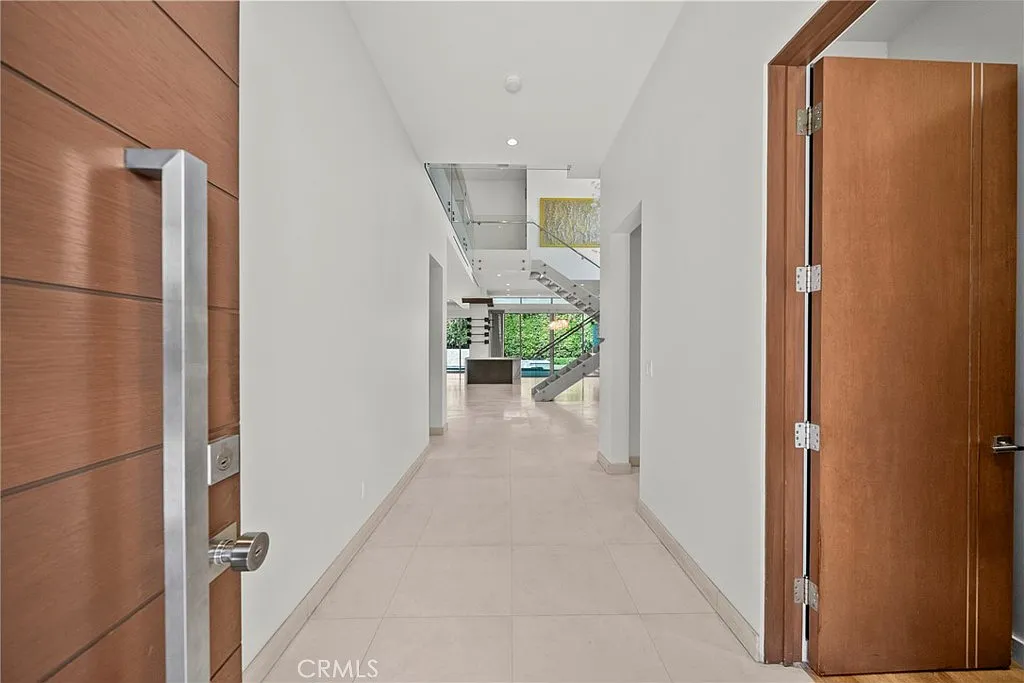5 bed, 4.5 bath, 3976 sqft, $25,000 — Photo 4