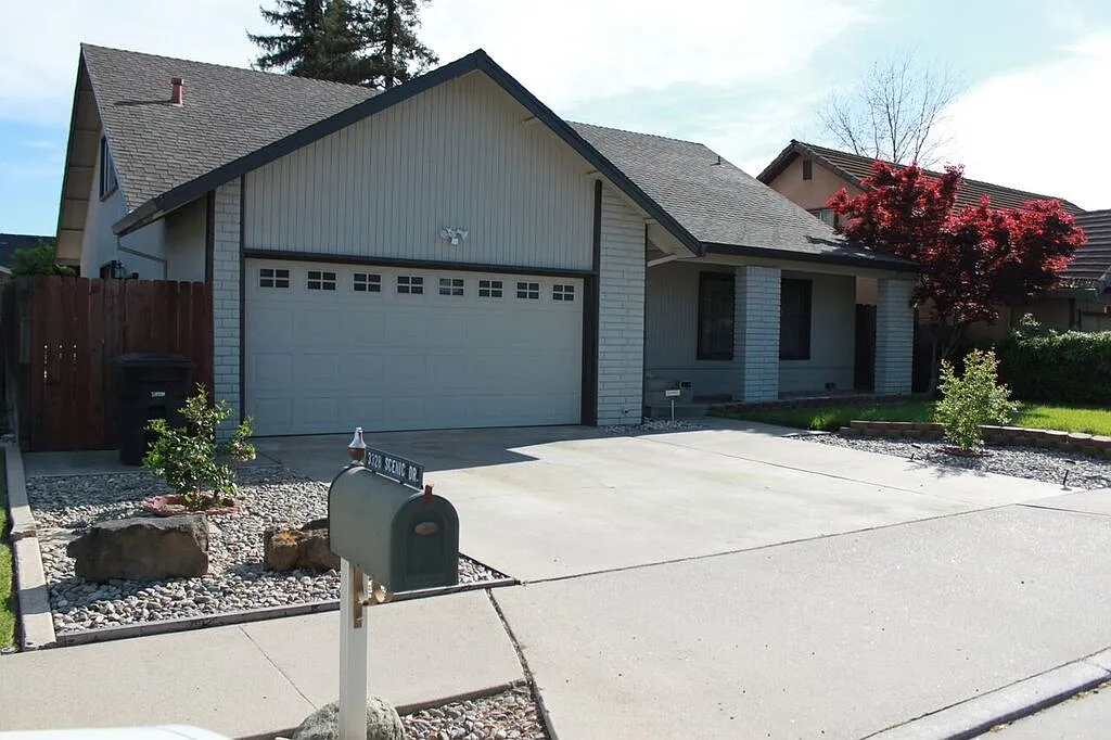 3328 Scenic Dr photo 1