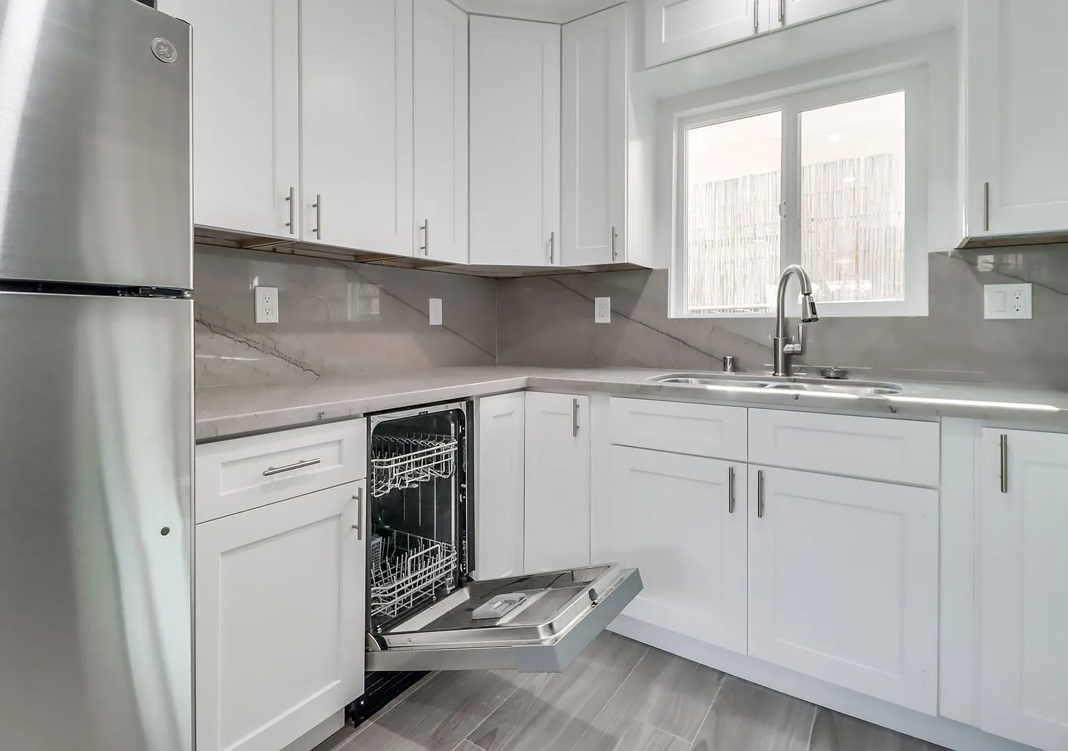Move In Promotion! 2 Bedroom/1 Bathroom Remodeled Apartment - Ocean Beach — Photo 3