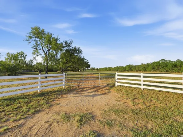 1415 Vaness, Poteet, TX 78065