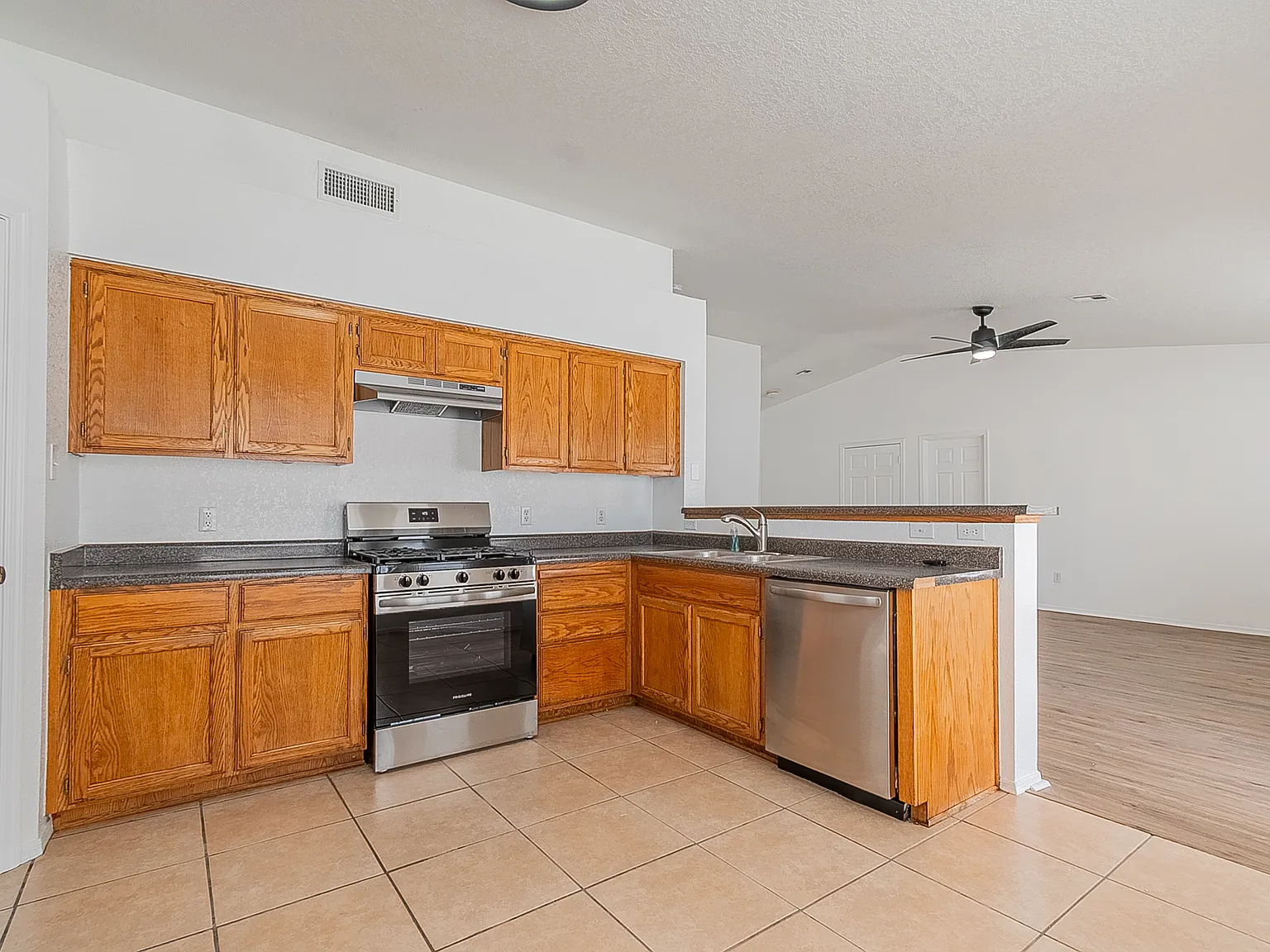 3 bed, 1449 sqft, $1,600 — Photo 2