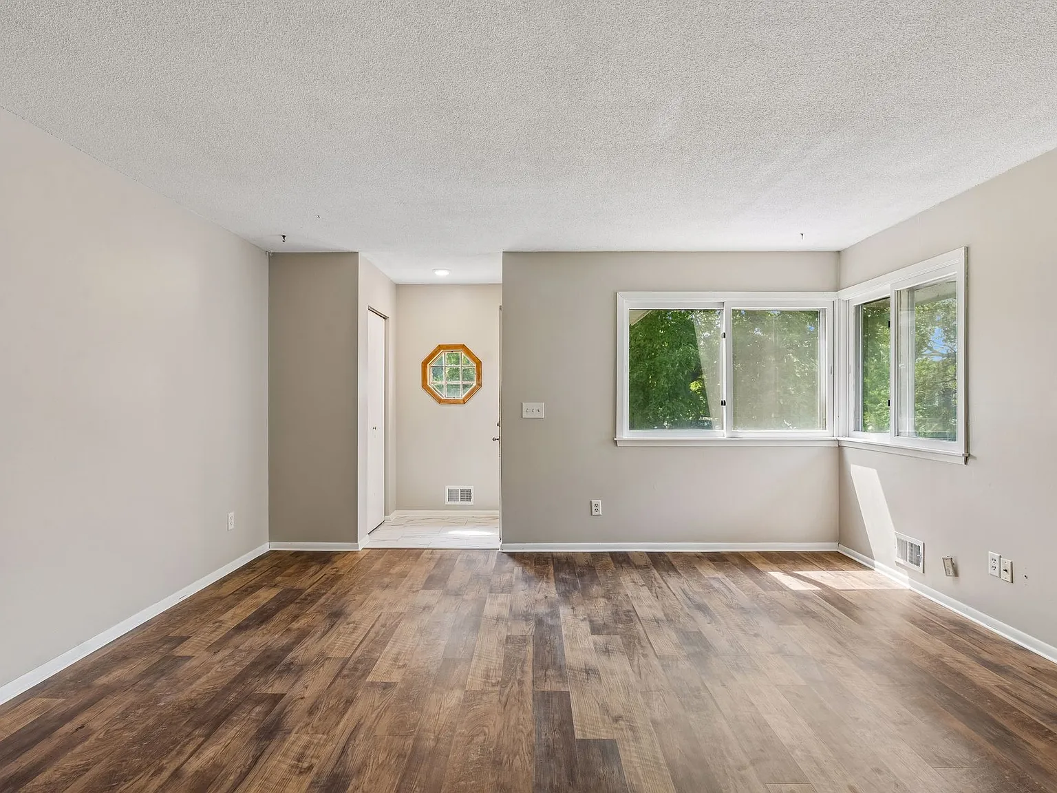 3 bed, 2148 sqft, $1,999 — Photo 2