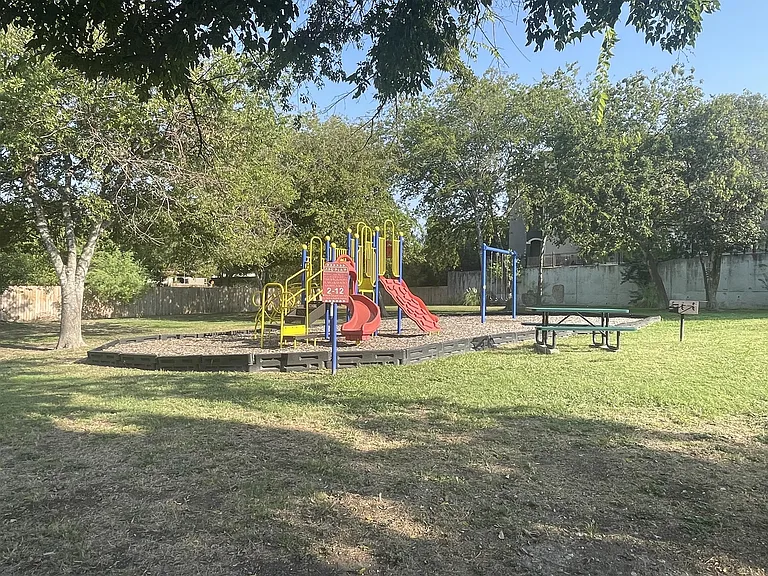 7214 Sunny Day — Photo 37