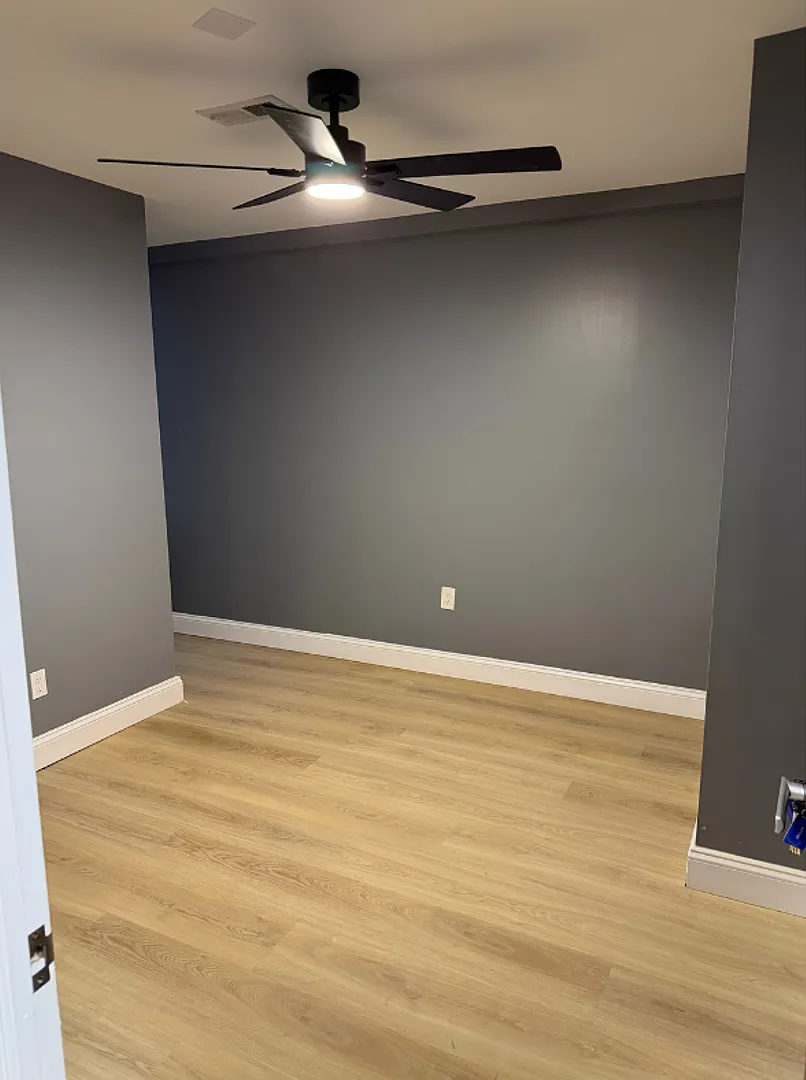 427 S Augusta Ave $600 Available (Shared Bath) — Photo 3