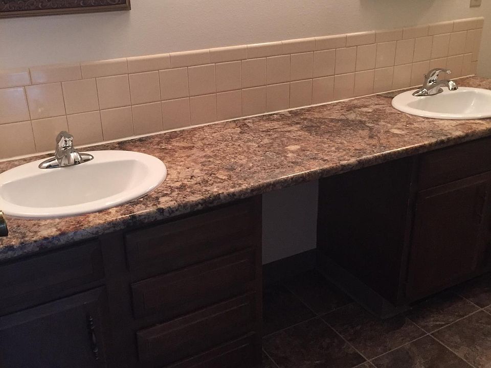 Double sinks in bathroom
